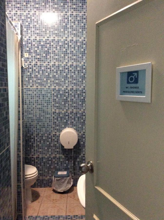 Iguana Guesthouse ลากอส ภายนอก รูปภาพ